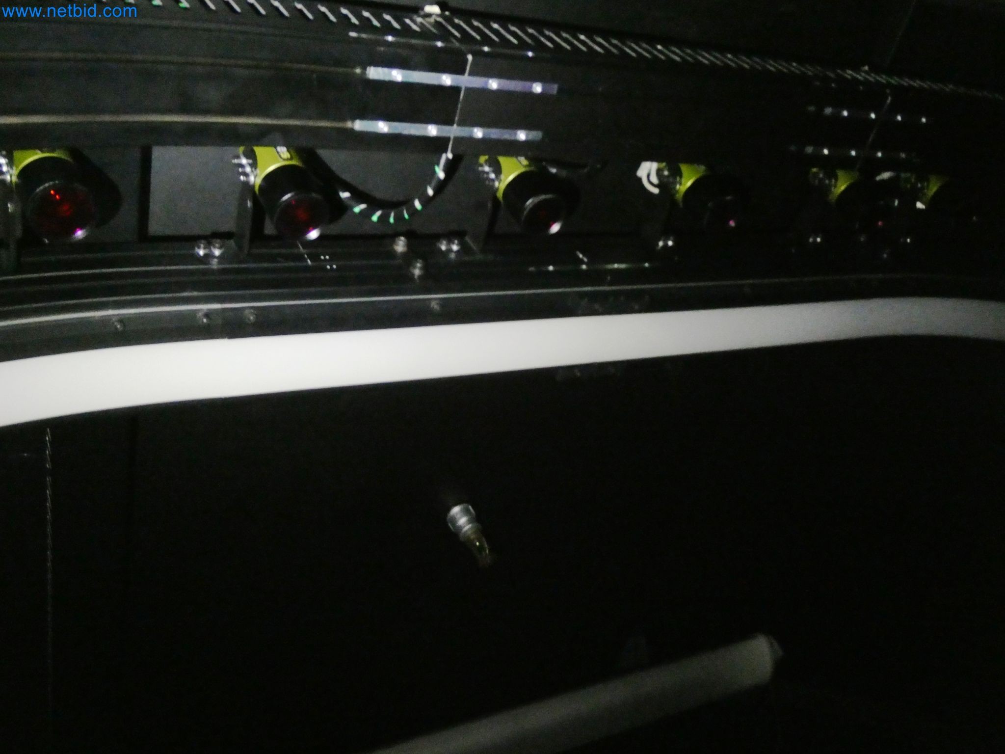 Roboty, sprzęt spawalniczy i akcesoria montażowe z branży motoryzacyjnej-3