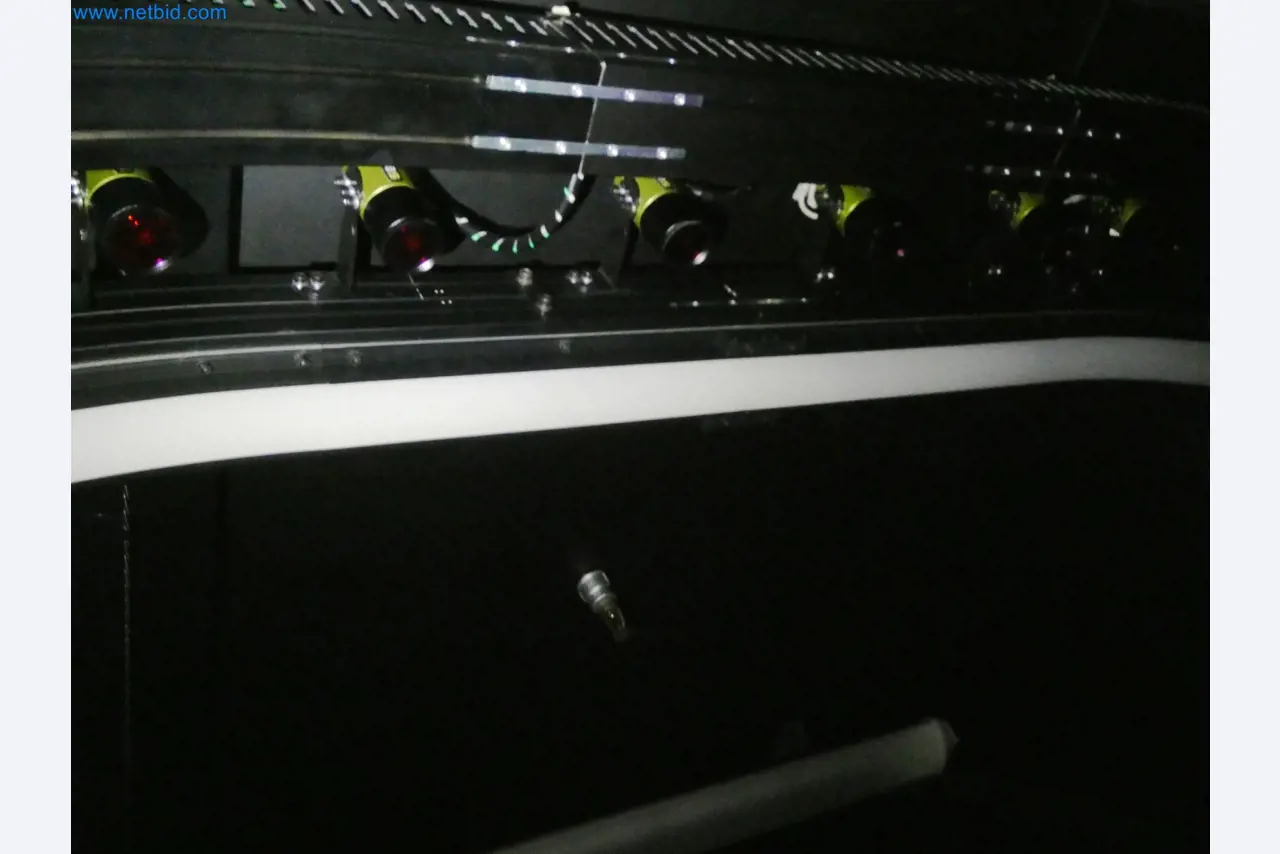 Roboty, sprzęt spawalniczy i akcesoria montażowe z branży motoryzacyjnej-3