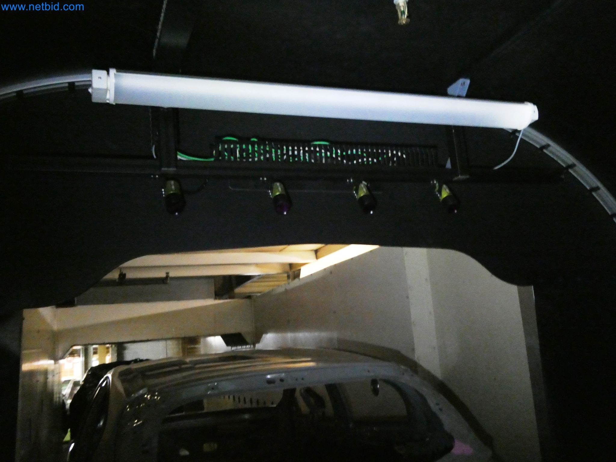 Roboty, sprzęt spawalniczy i akcesoria montażowe z branży motoryzacyjnej-4