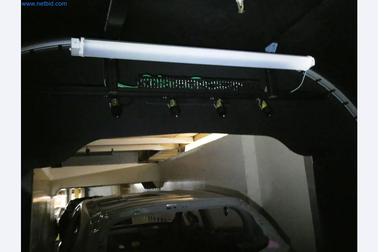 Roboty, sprzęt spawalniczy i akcesoria montażowe z branży motoryzacyjnej-4