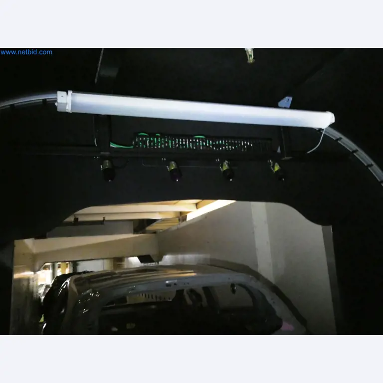 Roboty, sprzęt spawalniczy i akcesoria montażowe z branży motoryzacyjnej-4