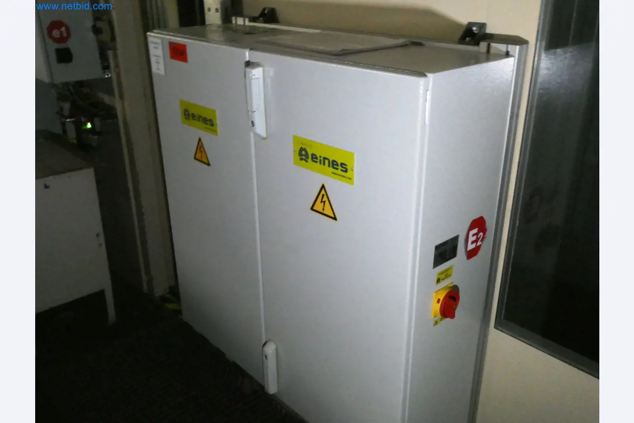 Roboty, sprzęt spawalniczy i akcesoria montażowe z branży motoryzacyjnej-5