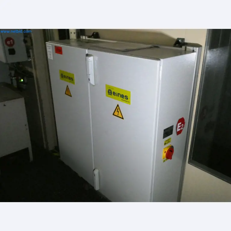 Roboty, sprzęt spawalniczy i akcesoria montażowe z branży motoryzacyjnej-5