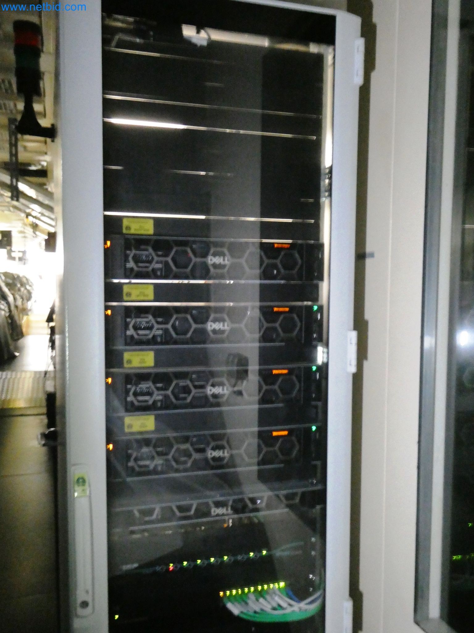 Roboty, sprzęt spawalniczy i akcesoria montażowe z branży motoryzacyjnej-8