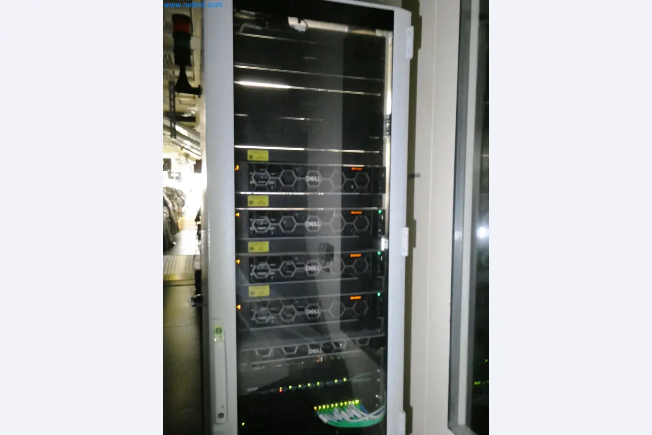 Roboty, sprzęt spawalniczy i akcesoria montażowe z branży motoryzacyjnej-8