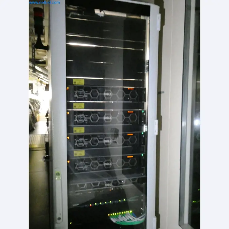 Roboty, sprzęt spawalniczy i akcesoria montażowe z branży motoryzacyjnej-8