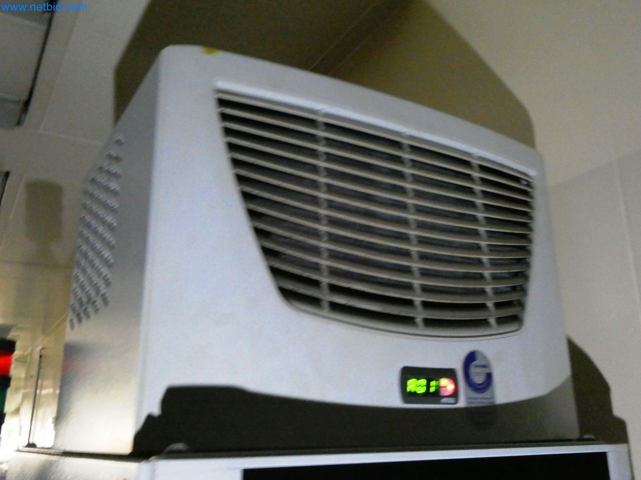 Roboty, sprzęt spawalniczy i akcesoria montażowe z branży motoryzacyjnej-9