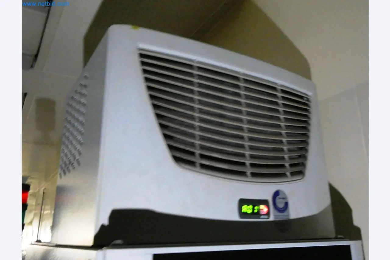 Roboty, sprzęt spawalniczy i akcesoria montażowe z branży motoryzacyjnej-9