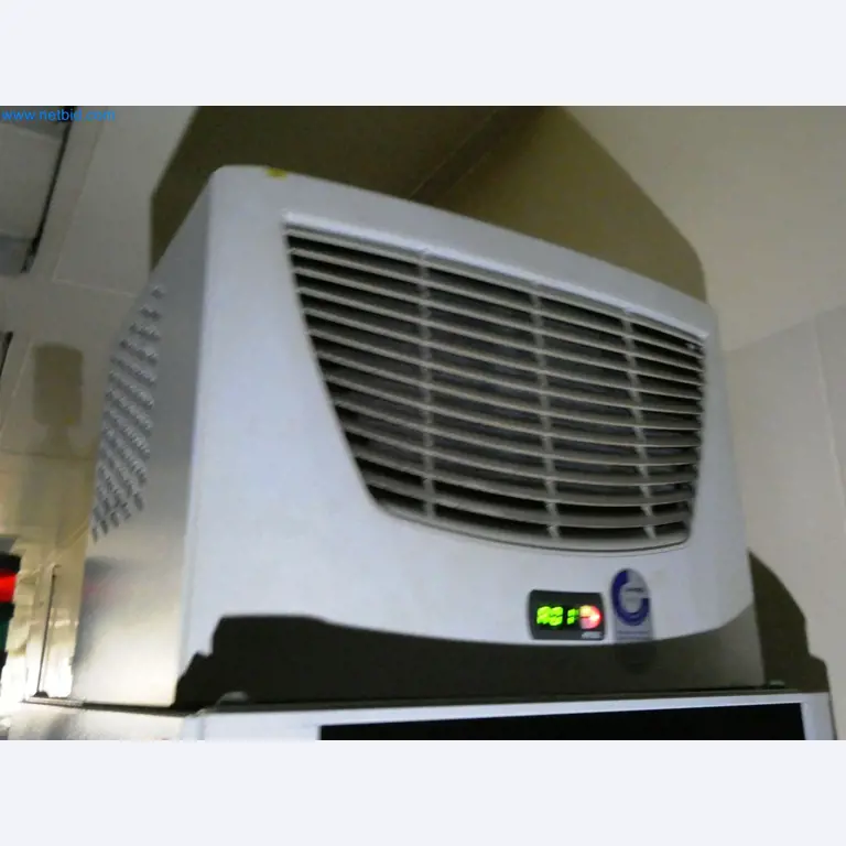 Roboty, sprzęt spawalniczy i akcesoria montażowe z branży motoryzacyjnej-9