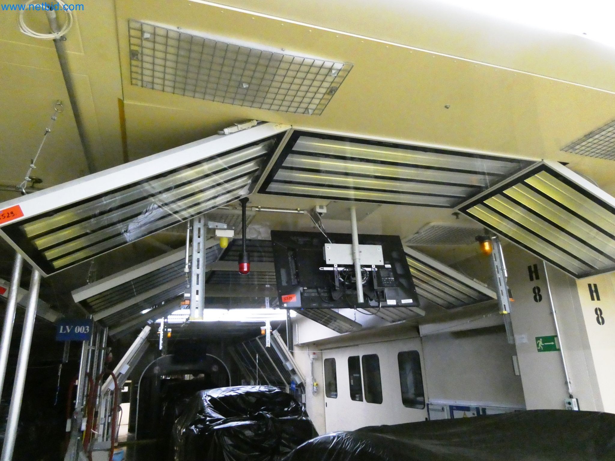 Roboty, sprzęt spawalniczy i akcesoria montażowe z branży motoryzacyjnej-1