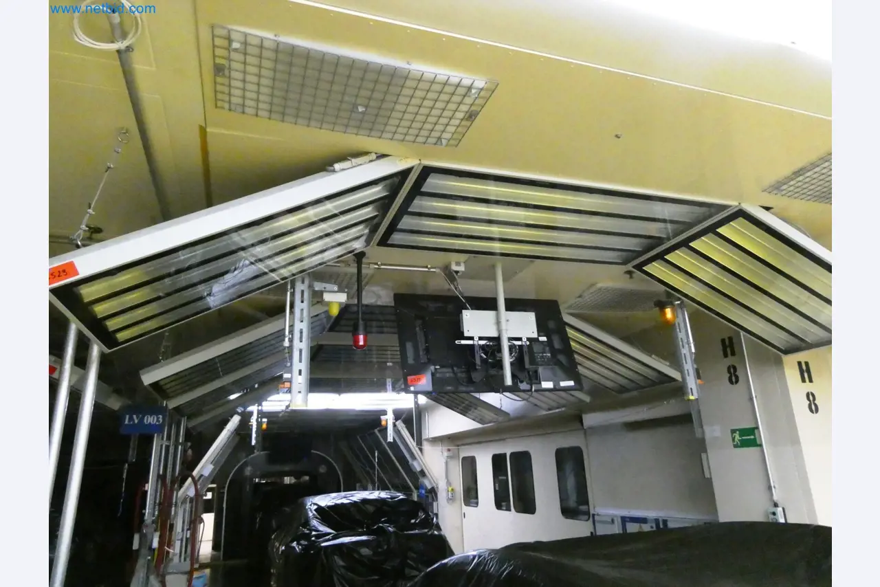 Roboty, sprzęt spawalniczy i akcesoria montażowe z branży motoryzacyjnej-1