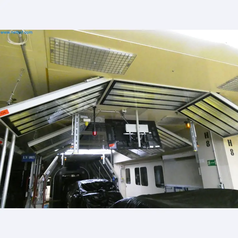 Roboty, sprzęt spawalniczy i akcesoria montażowe z branży motoryzacyjnej-1