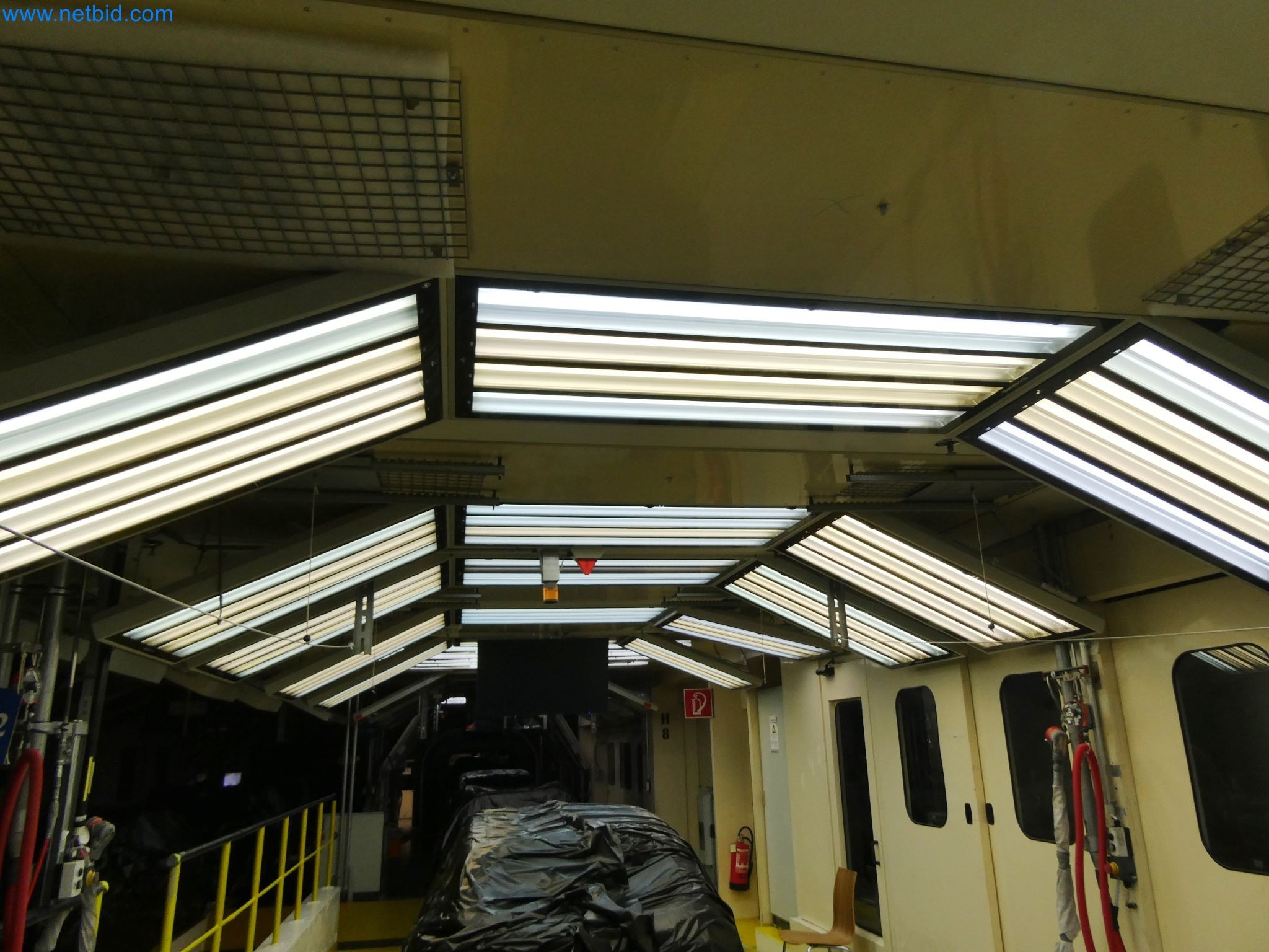 Roboty, sprzęt spawalniczy i akcesoria montażowe z branży motoryzacyjnej-2