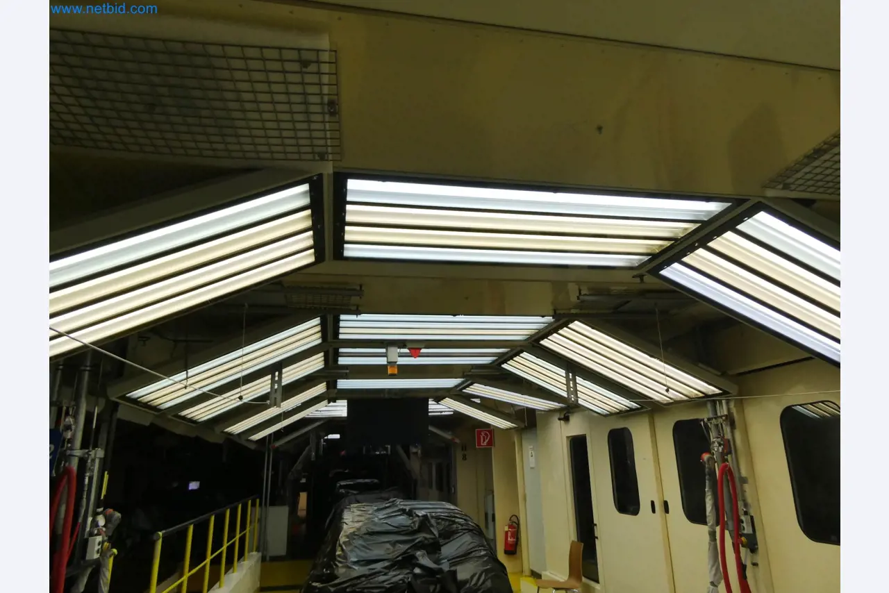 Roboty, sprzęt spawalniczy i akcesoria montażowe z branży motoryzacyjnej-2