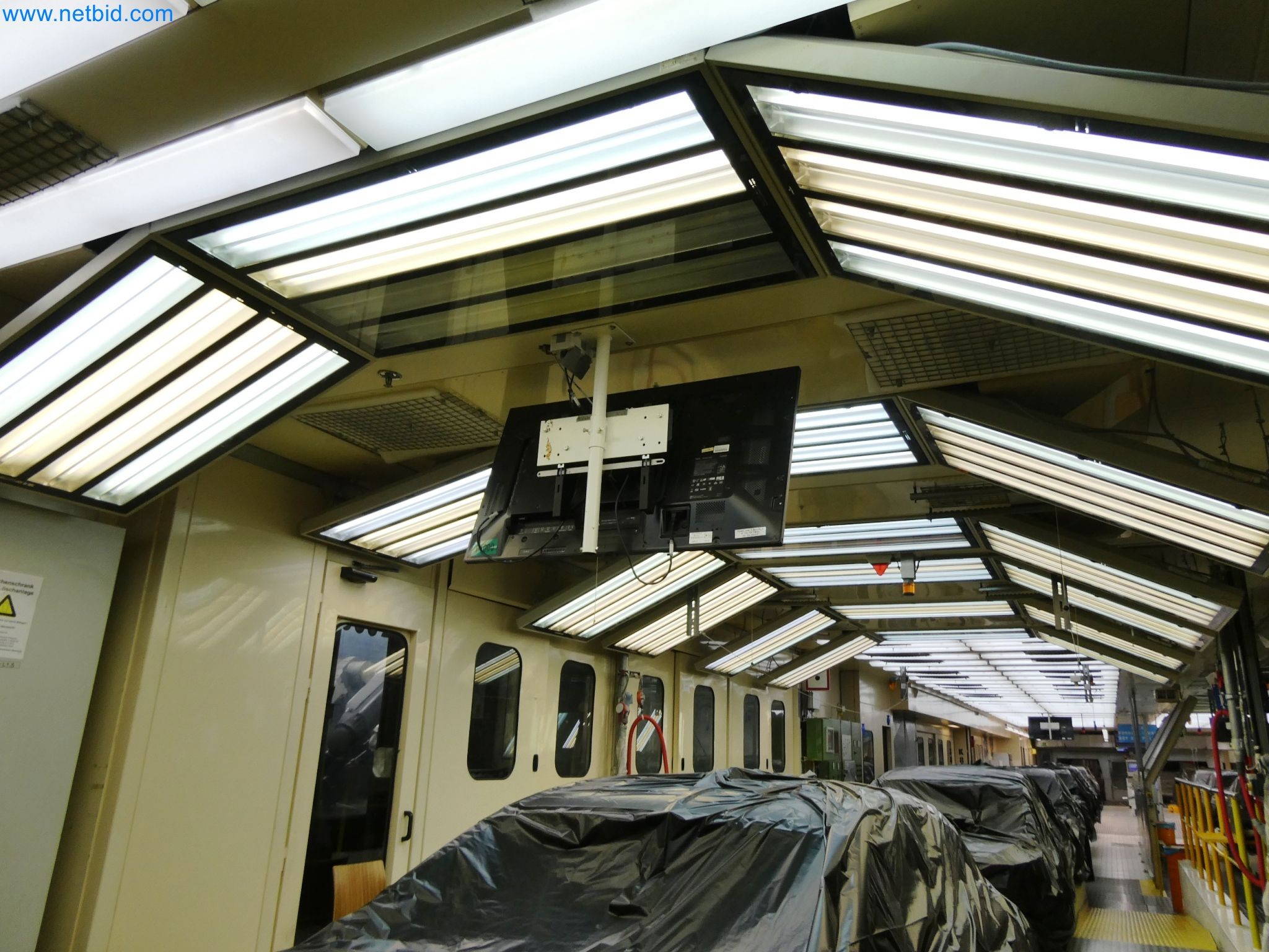 Roboty, sprzęt spawalniczy i akcesoria montażowe z branży motoryzacyjnej-3