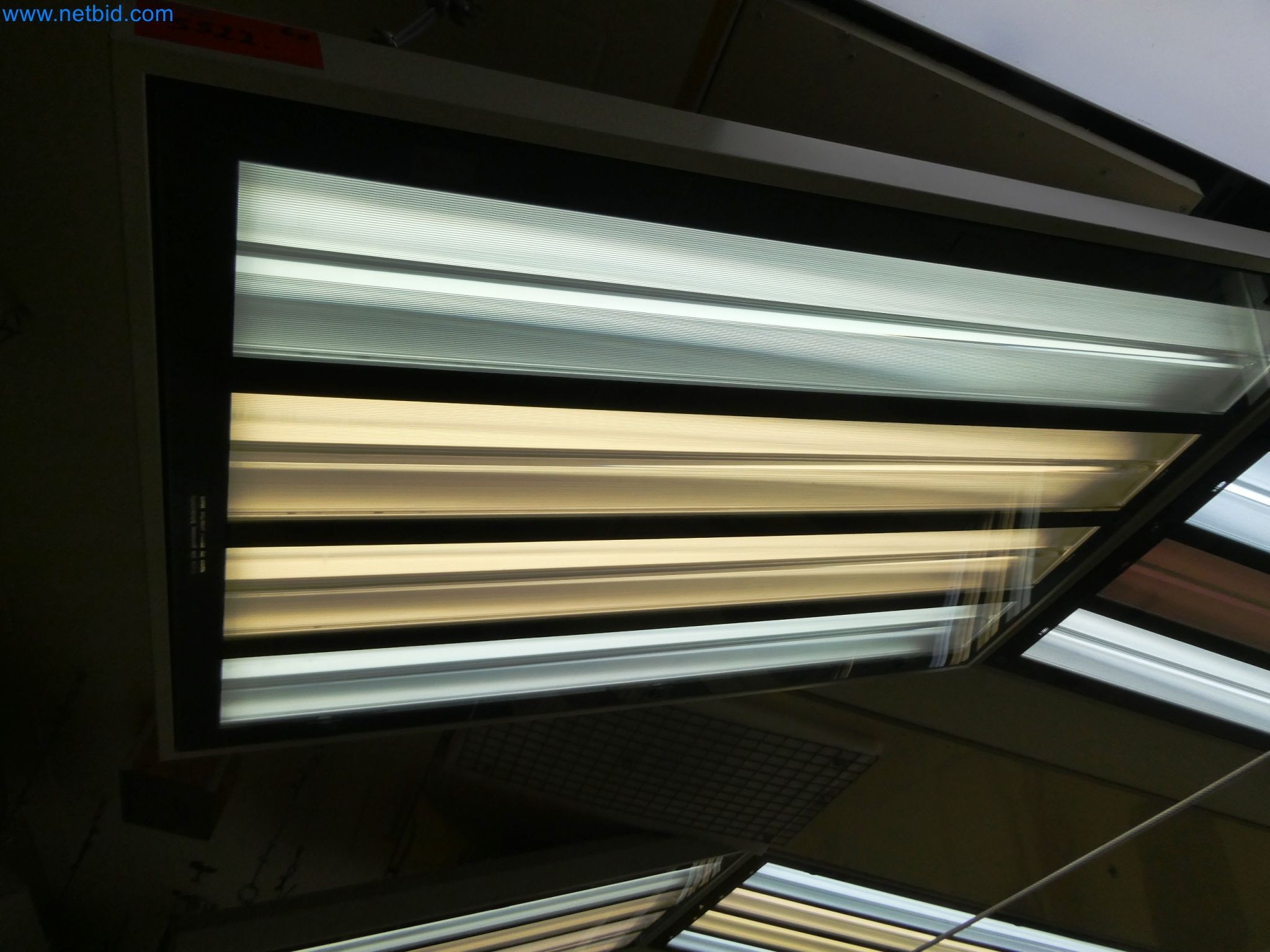 Roboty, sprzęt spawalniczy i akcesoria montażowe z branży motoryzacyjnej-4