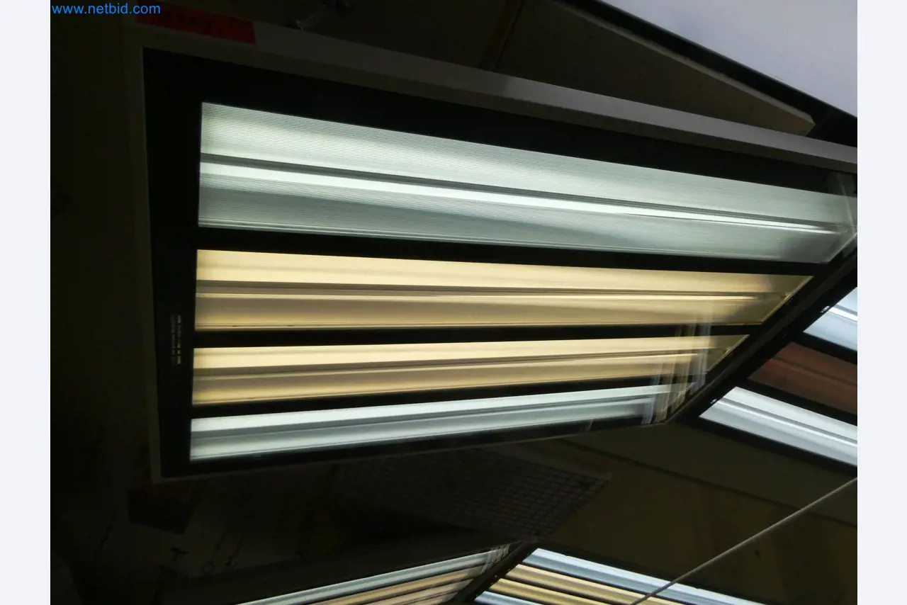 Roboty, sprzęt spawalniczy i akcesoria montażowe z branży motoryzacyjnej-4