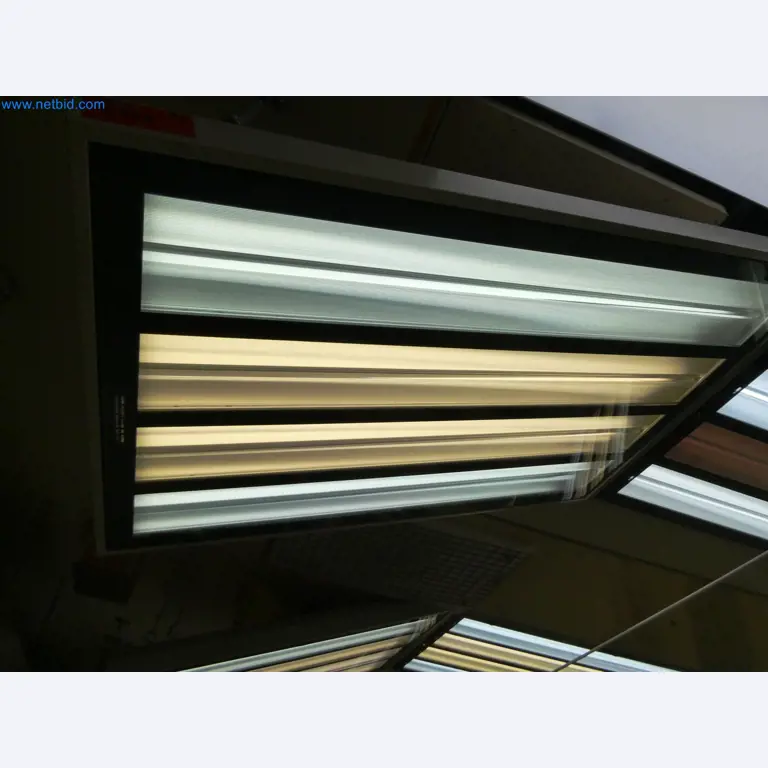 Roboty, sprzęt spawalniczy i akcesoria montażowe z branży motoryzacyjnej-4