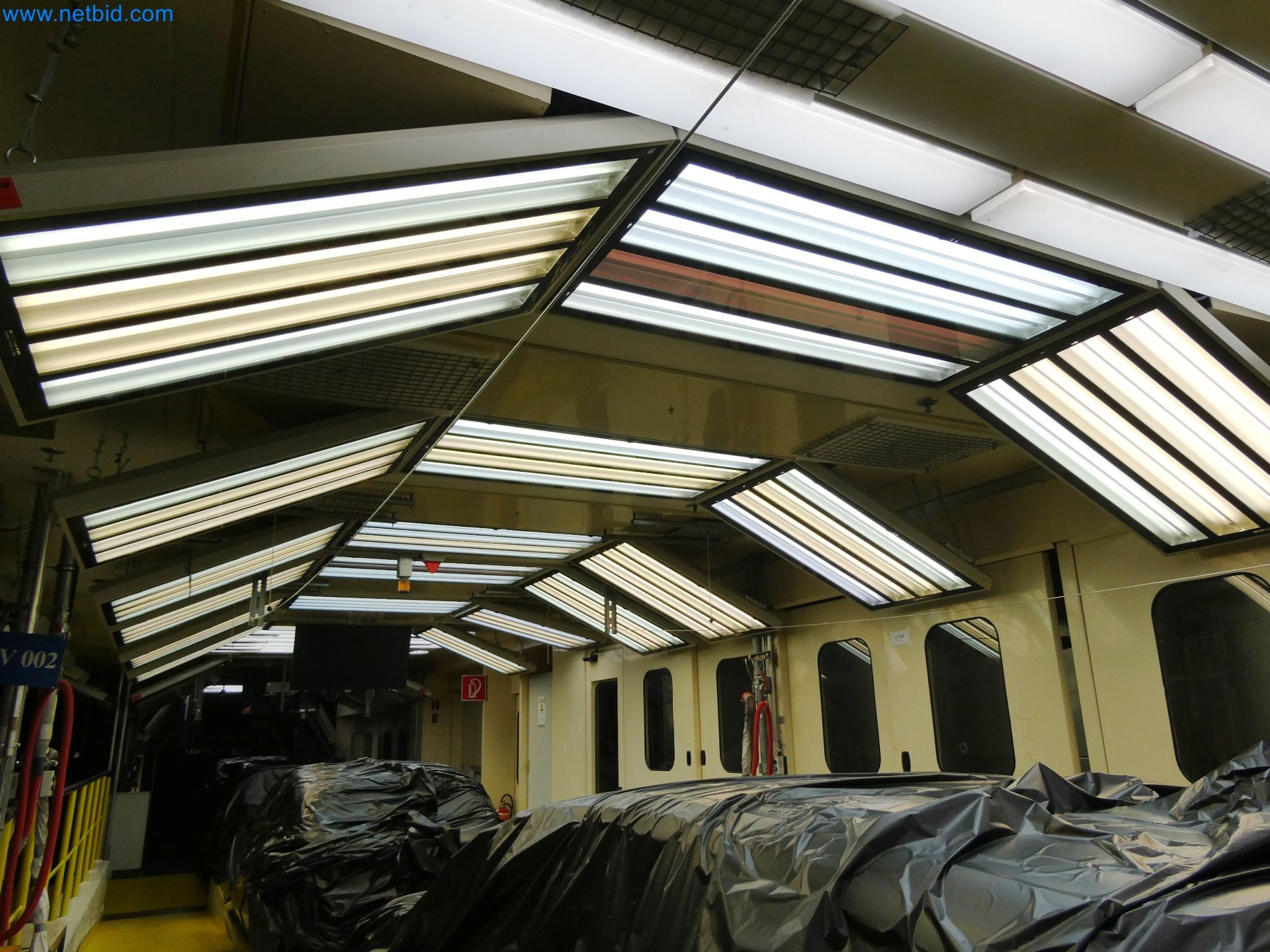 Roboty, sprzęt spawalniczy i akcesoria montażowe z branży motoryzacyjnej-5