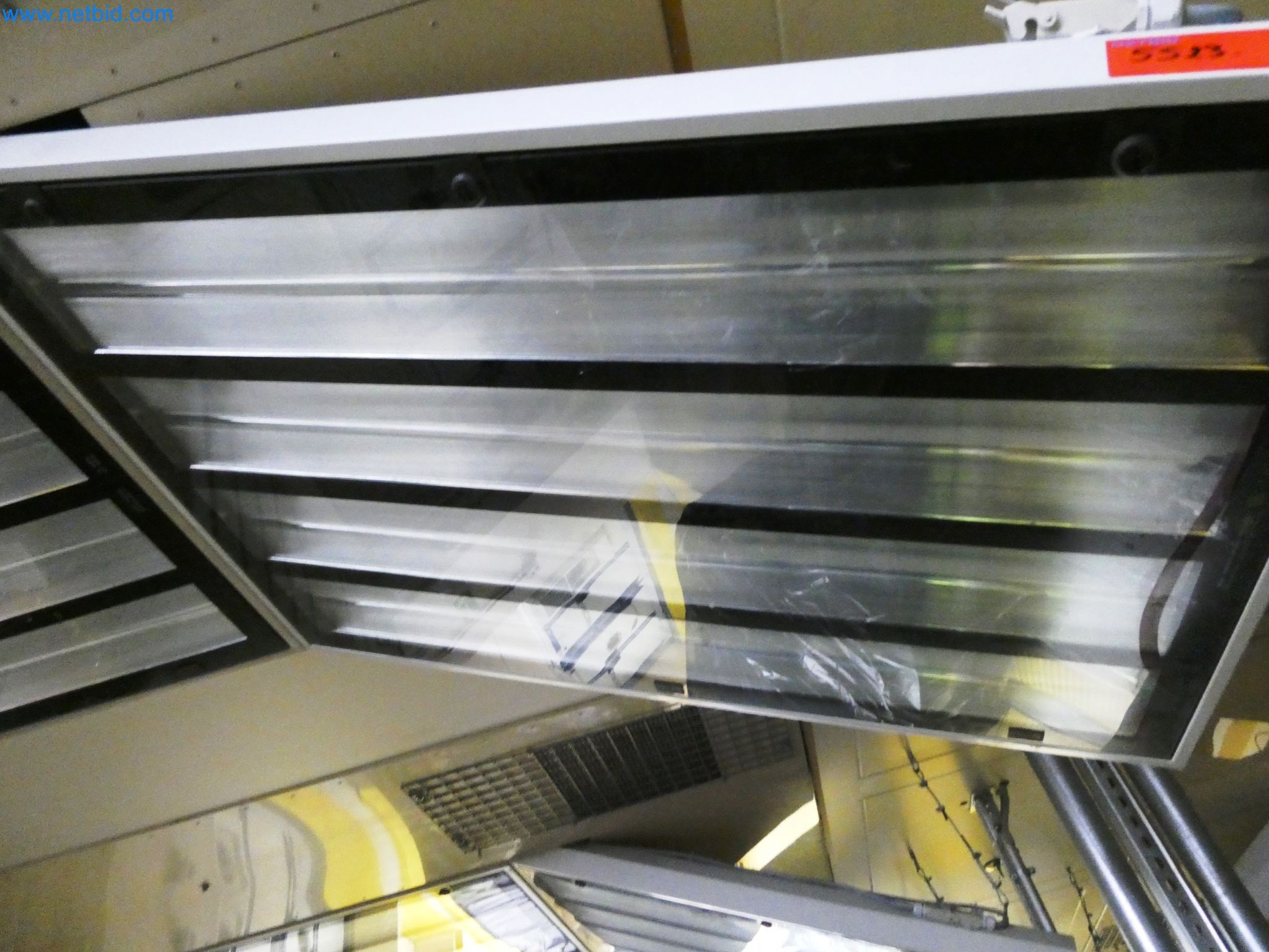 Roboty, sprzęt spawalniczy i akcesoria montażowe z branży motoryzacyjnej-1