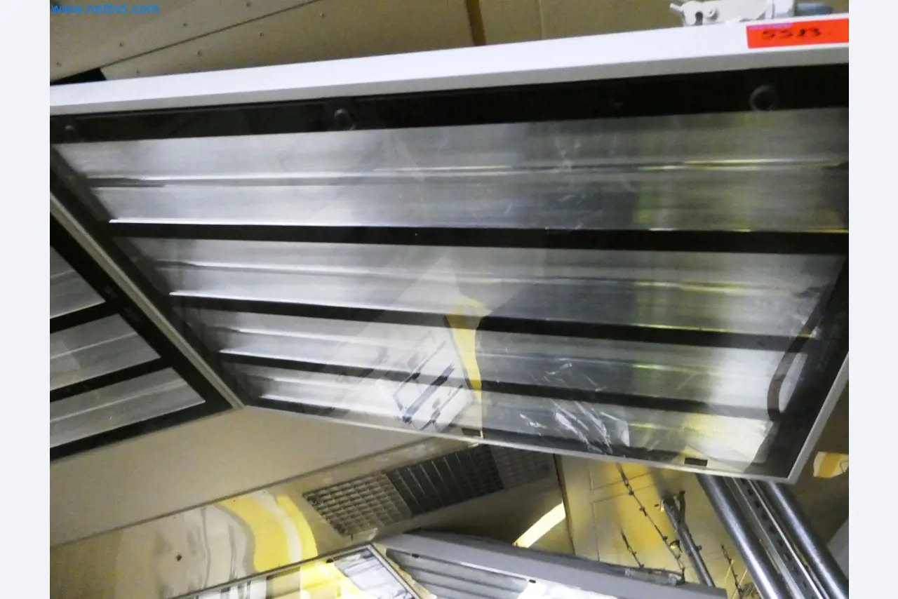 Roboty, sprzęt spawalniczy i akcesoria montażowe z branży motoryzacyjnej-1