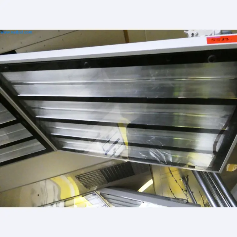 Roboty, sprzęt spawalniczy i akcesoria montażowe z branży motoryzacyjnej-1