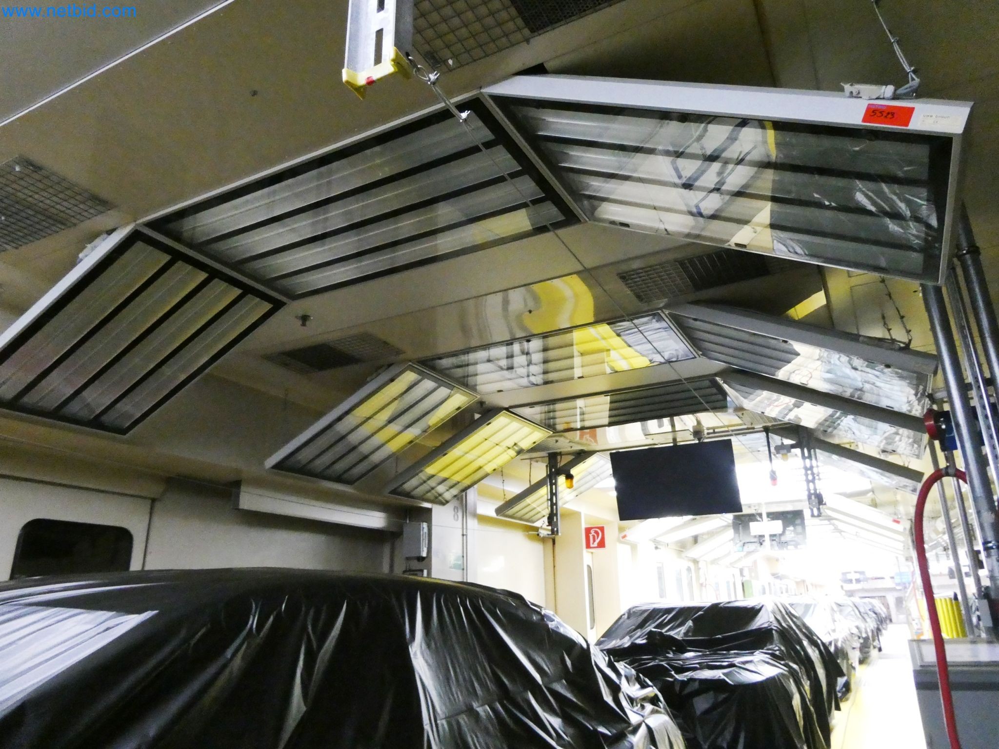 Roboty, sprzęt spawalniczy i akcesoria montażowe z branży motoryzacyjnej-2