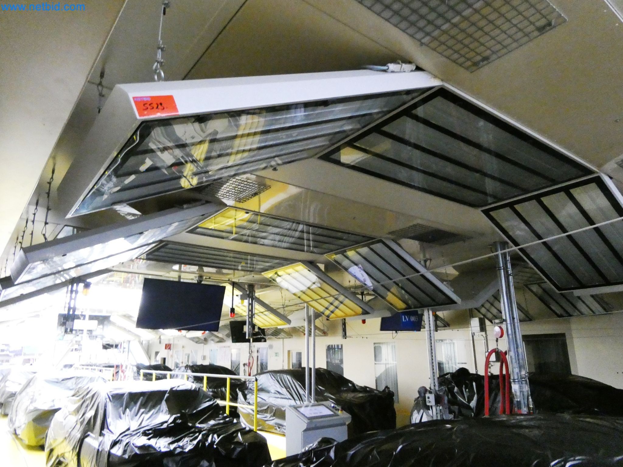 Roboty, sprzęt spawalniczy i akcesoria montażowe z branży motoryzacyjnej-3