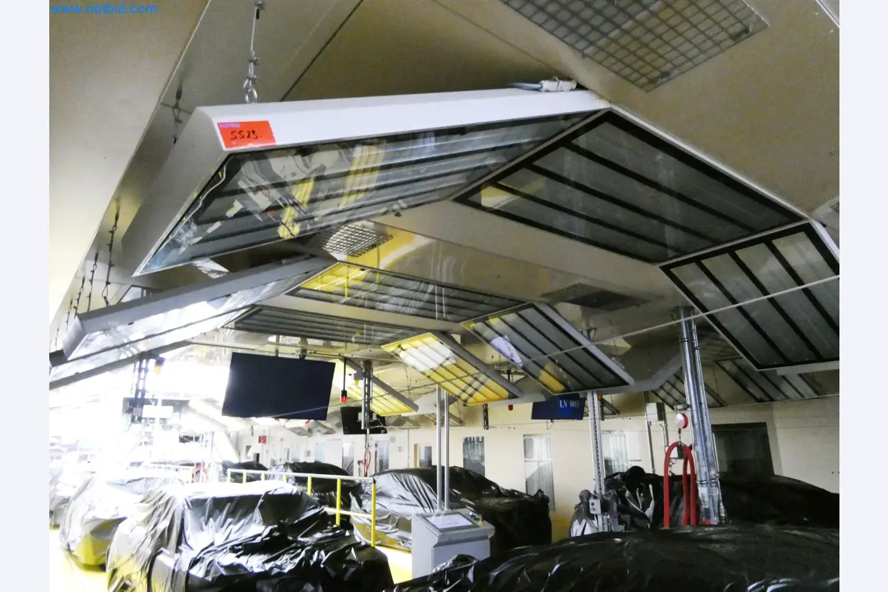 Roboty, sprzęt spawalniczy i akcesoria montażowe z branży motoryzacyjnej-3