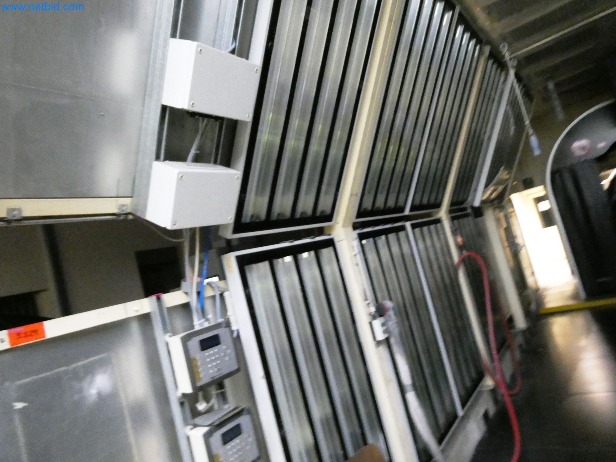 Roboti, varilna oprema in pripomočki za montažo iz avtomobilske industrije-1