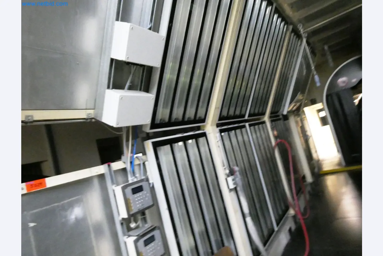 Roboti, varilna oprema in pripomočki za montažo iz avtomobilske industrije-1