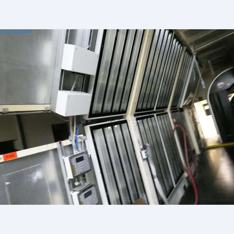 Roboti, varilna oprema in pripomočki za montažo iz avtomobilske industrije-1