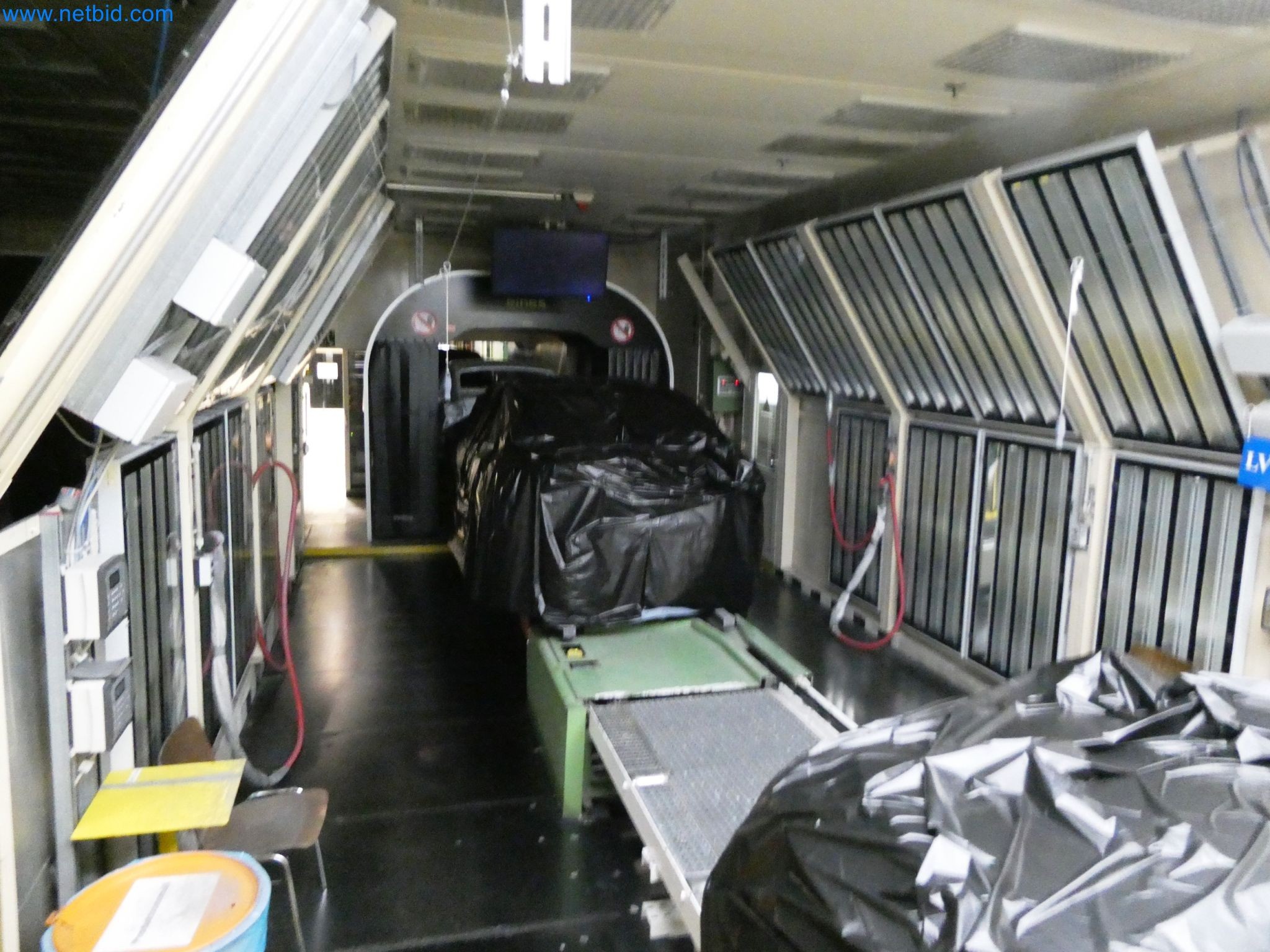 Roboti, varilna oprema in pripomočki za montažo iz avtomobilske industrije-2