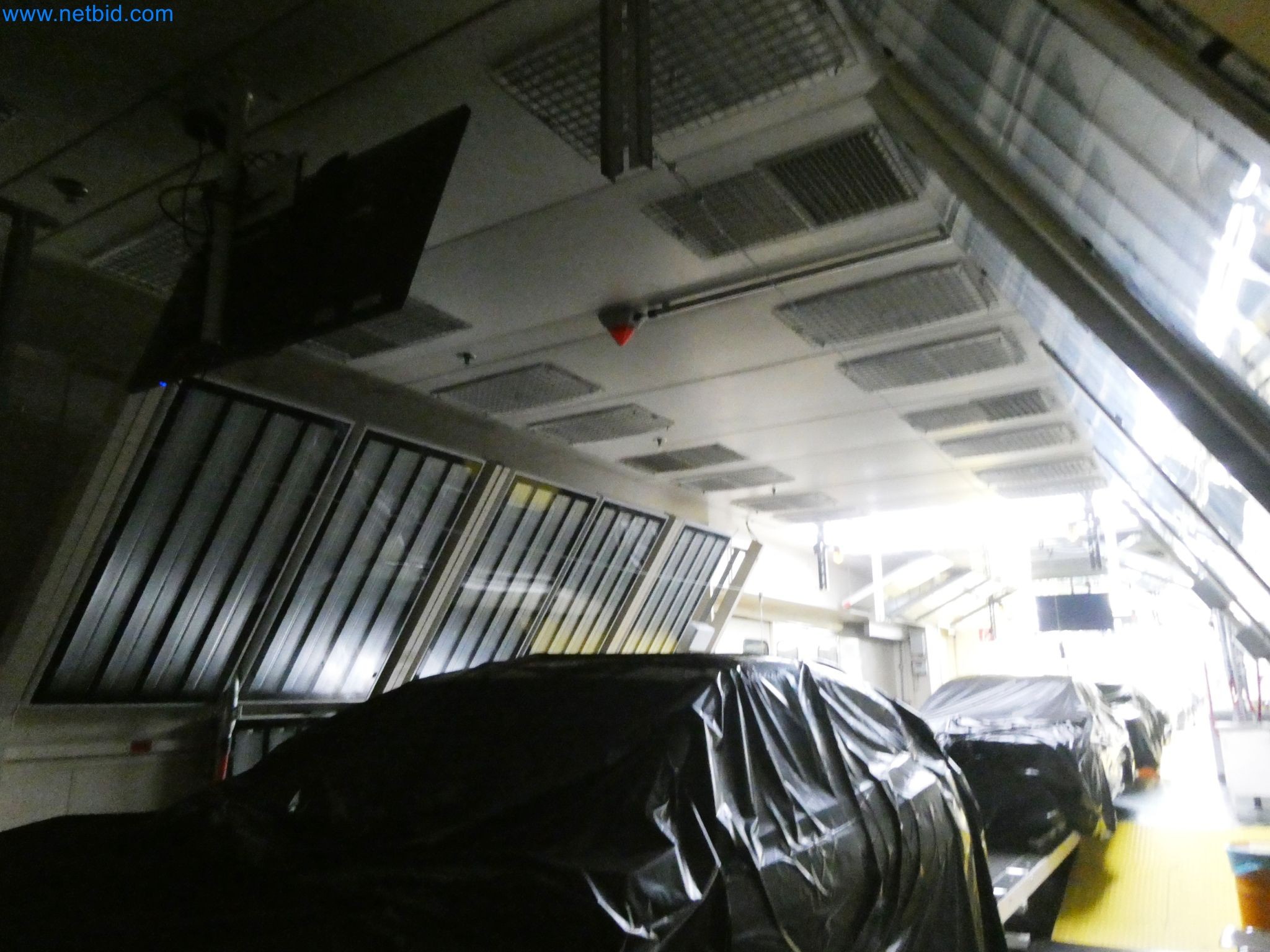 Roboti, varilna oprema in pripomočki za montažo iz avtomobilske industrije-3