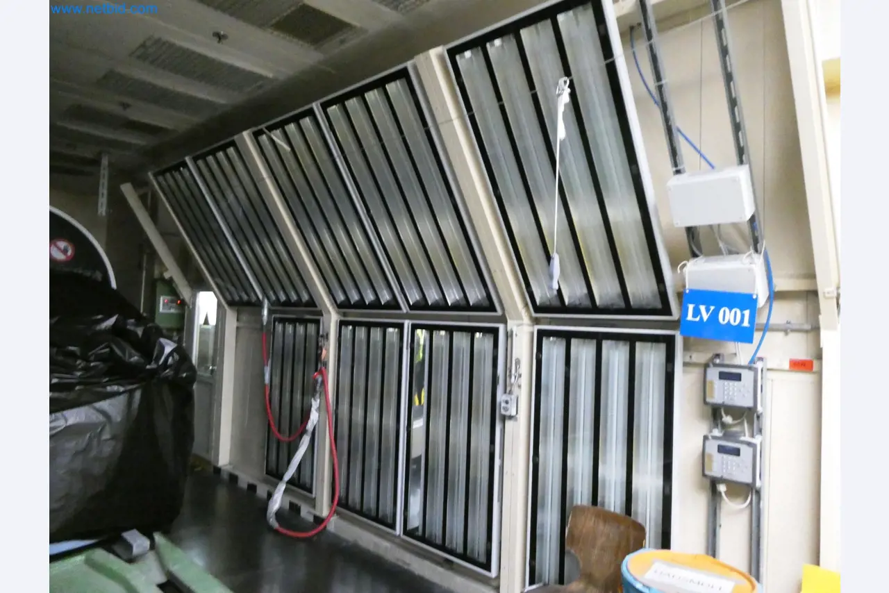 Roboti, varilna oprema in pripomočki za montažo iz avtomobilske industrije-5