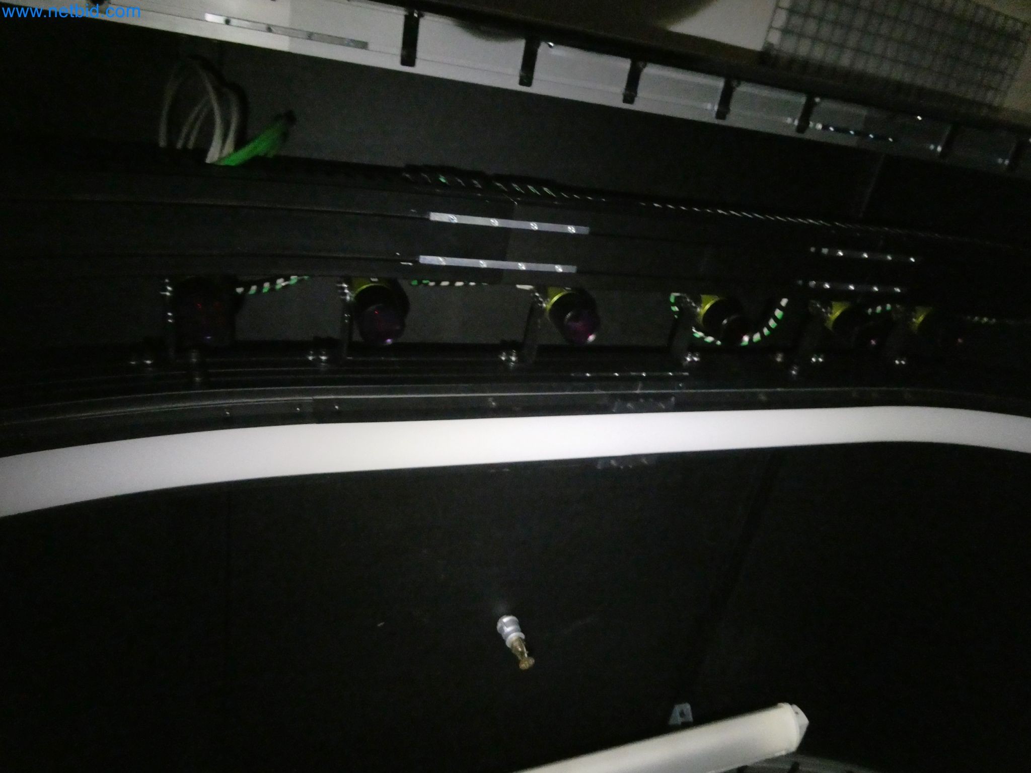 Roboty, svařovací zařízení a montážní příslušenství z automobilového průmyslu-1