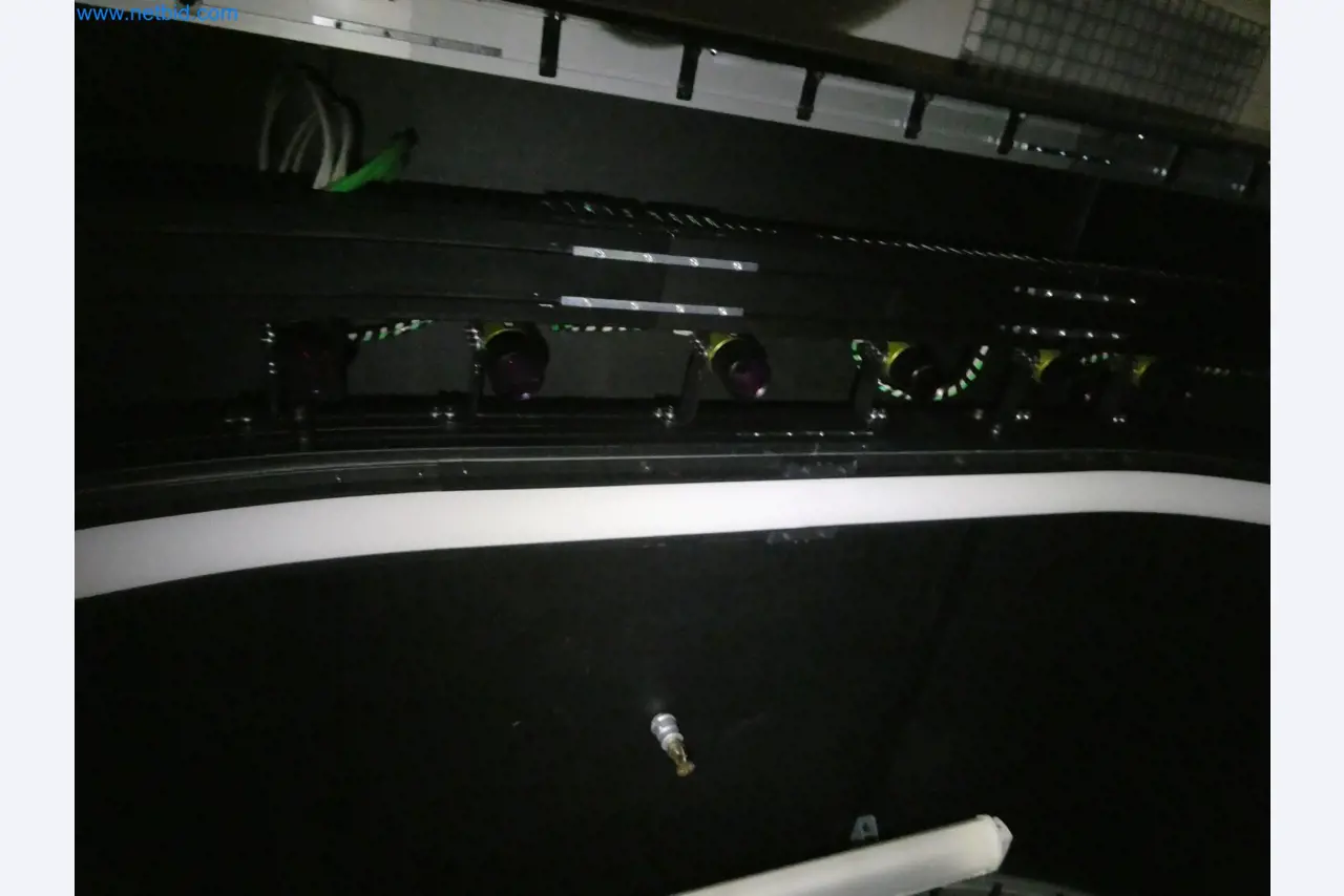 Roboty, sprzęt spawalniczy i akcesoria montażowe z branży motoryzacyjnej-1