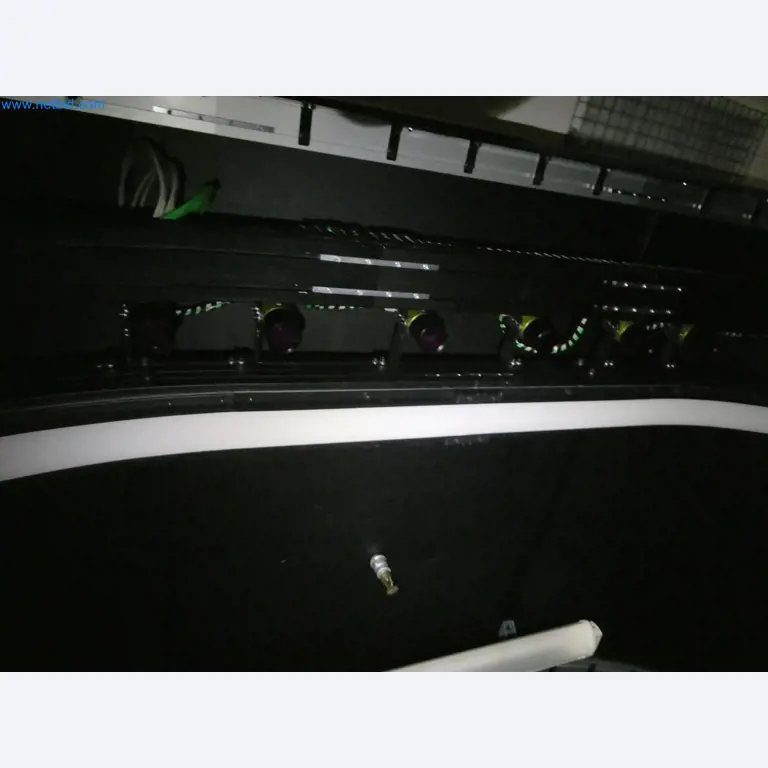 Roboty, sprzęt spawalniczy i akcesoria montażowe z branży motoryzacyjnej-1