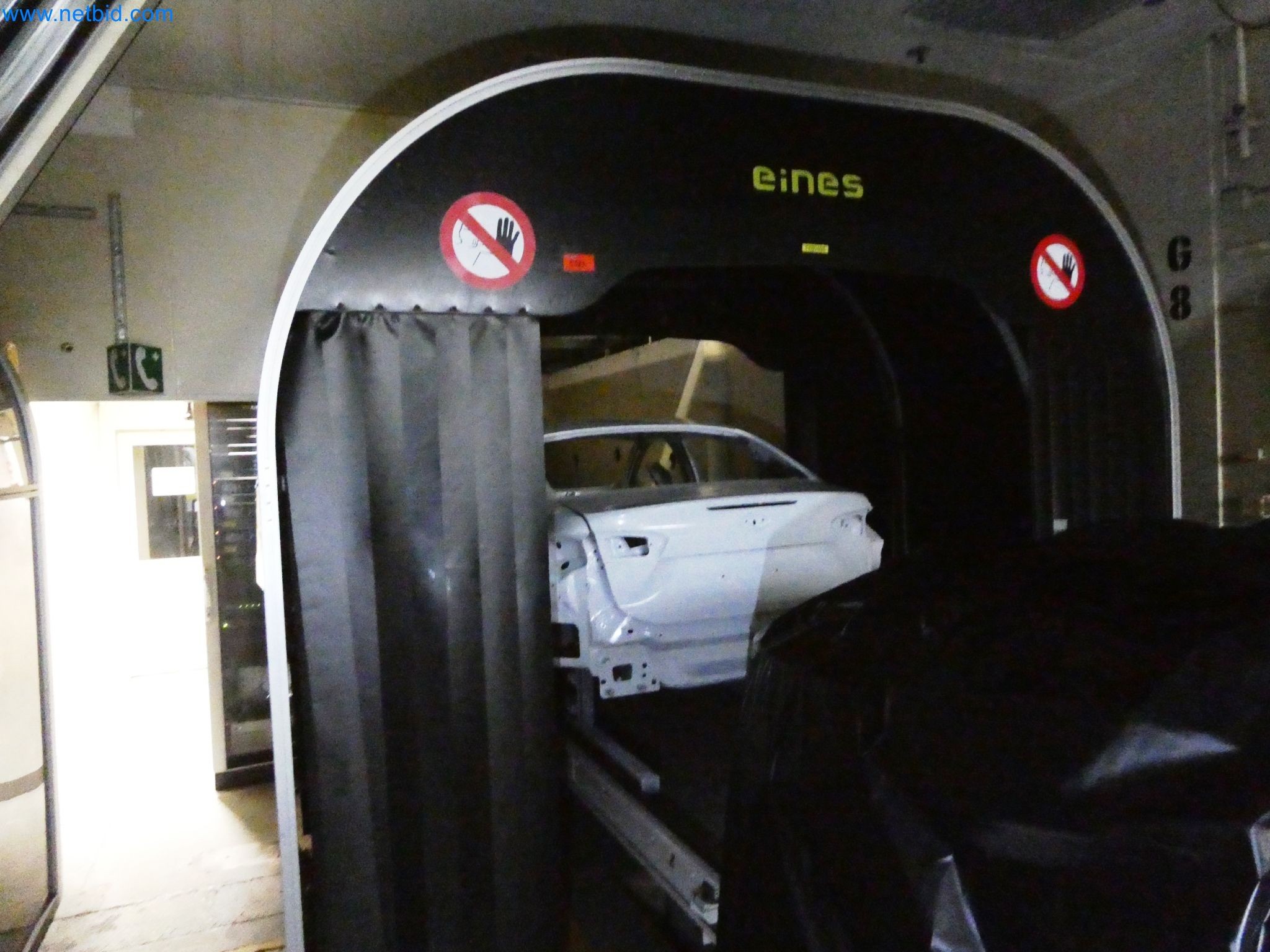 Roboty, svařovací zařízení a montážní příslušenství z automobilového průmyslu-2