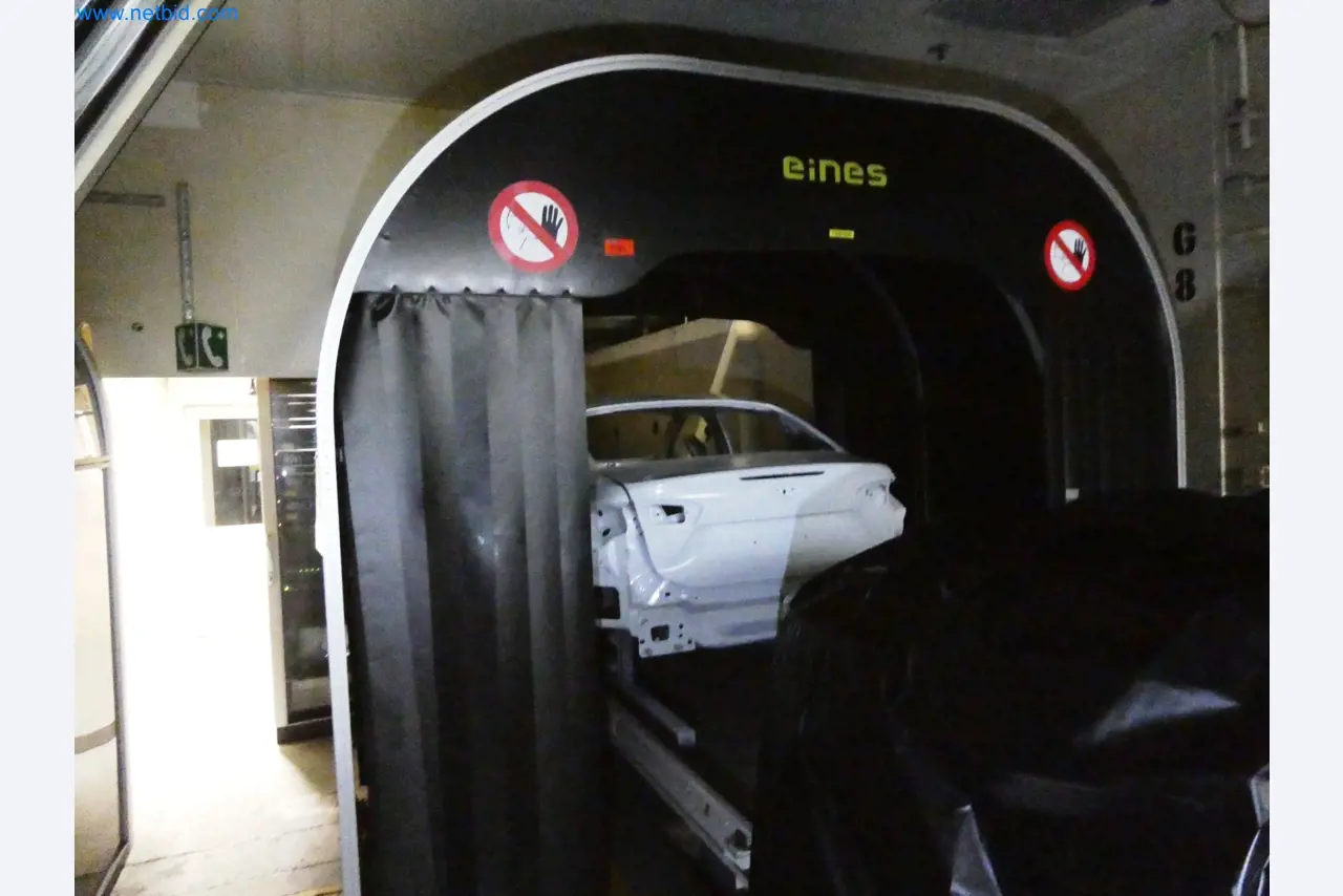 Roboty, sprzęt spawalniczy i akcesoria montażowe z branży motoryzacyjnej-2