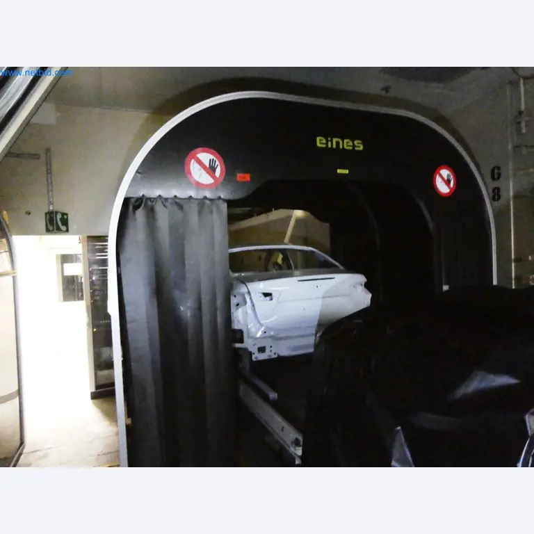 Roboty, sprzęt spawalniczy i akcesoria montażowe z branży motoryzacyjnej-2