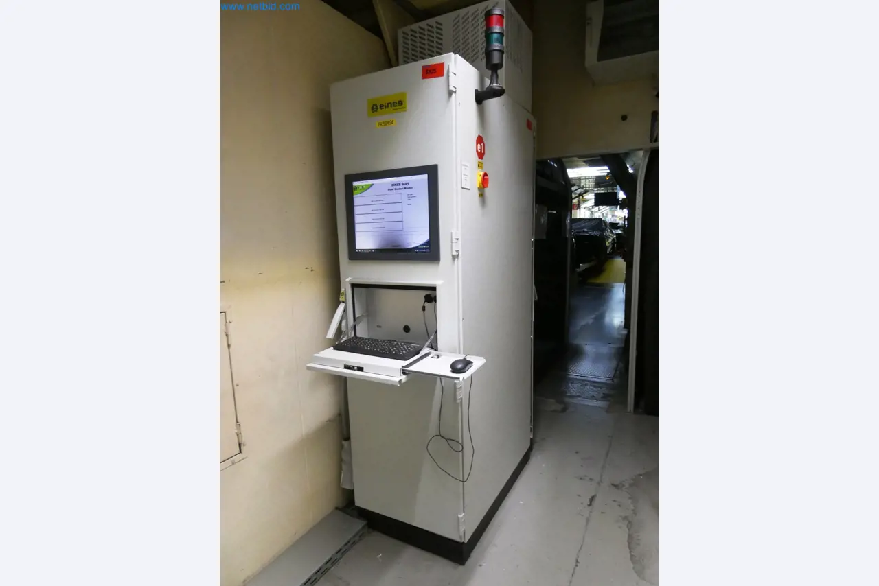 Roboty, sprzęt spawalniczy i akcesoria montażowe z branży motoryzacyjnej-3