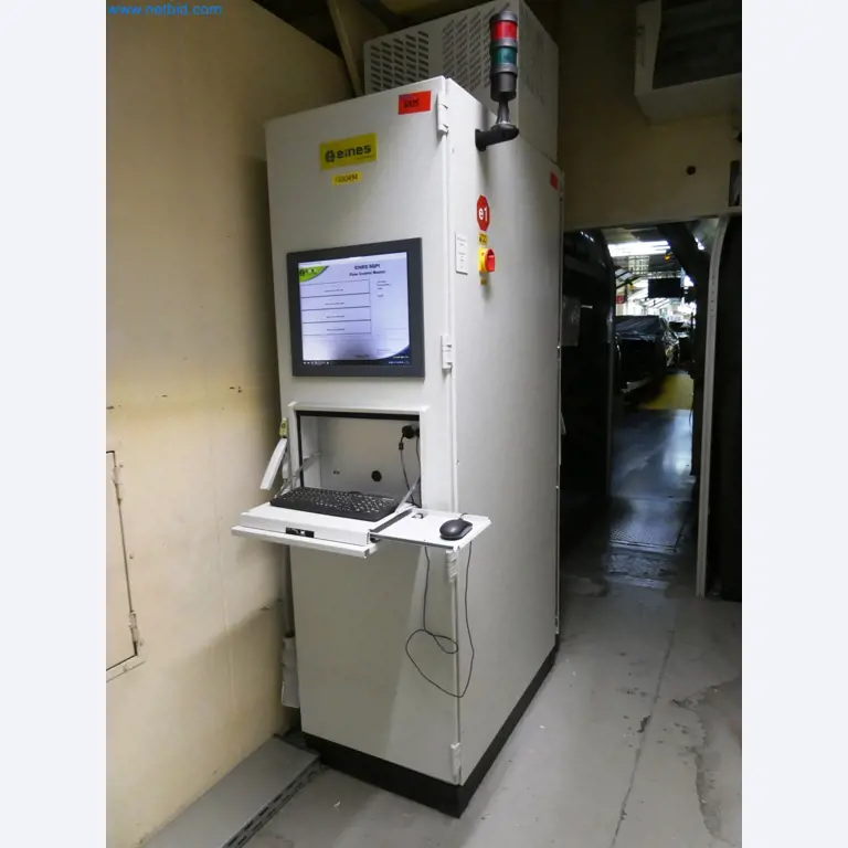 Roboty, sprzęt spawalniczy i akcesoria montażowe z branży motoryzacyjnej-3