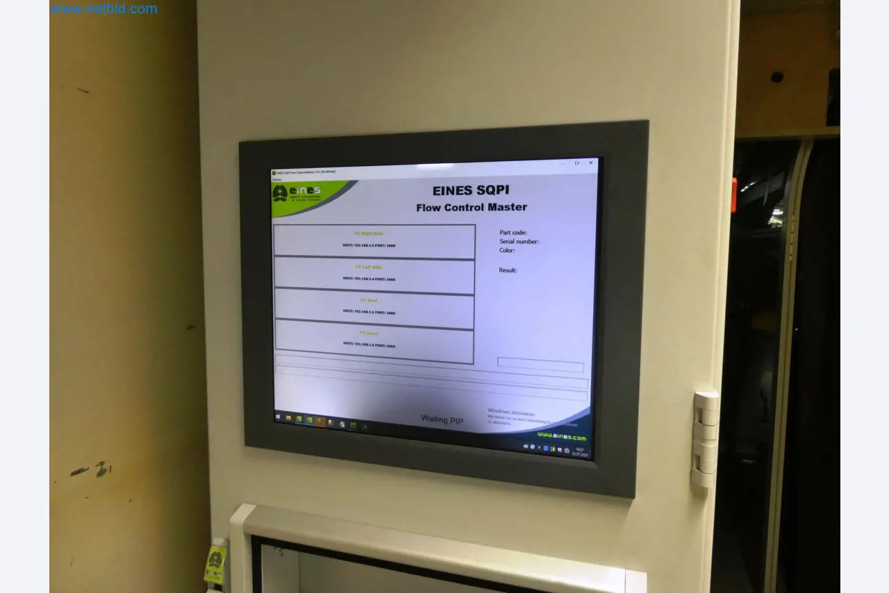 Roboty, sprzęt spawalniczy i akcesoria montażowe z branży motoryzacyjnej-4