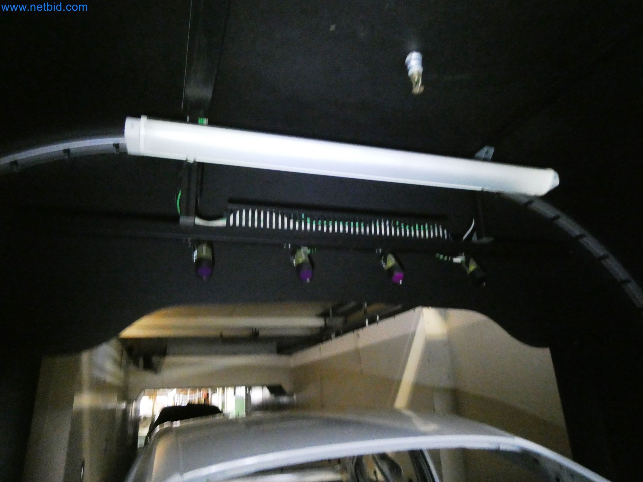 Roboty, svařovací zařízení a montážní příslušenství z automobilového průmyslu-5