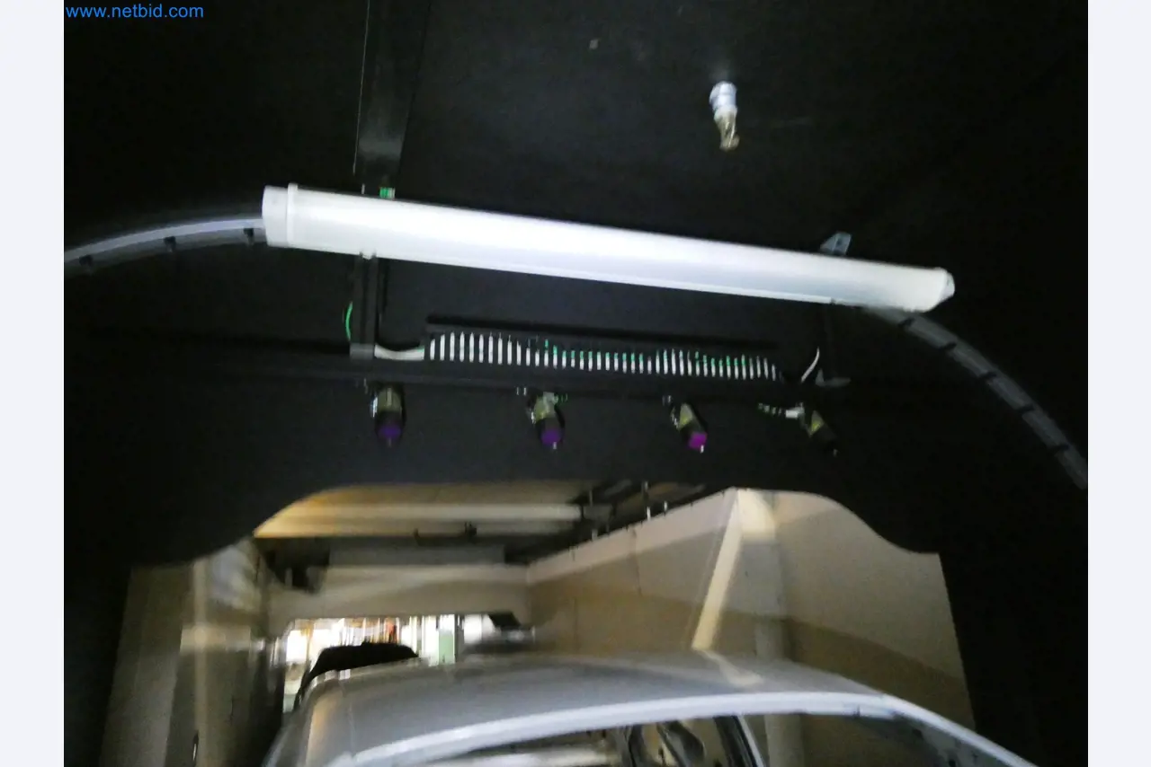 Roboty, sprzęt spawalniczy i akcesoria montażowe z branży motoryzacyjnej-5