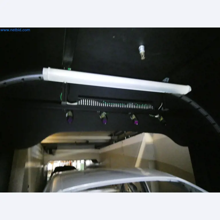 Roboty, sprzęt spawalniczy i akcesoria montażowe z branży motoryzacyjnej-5