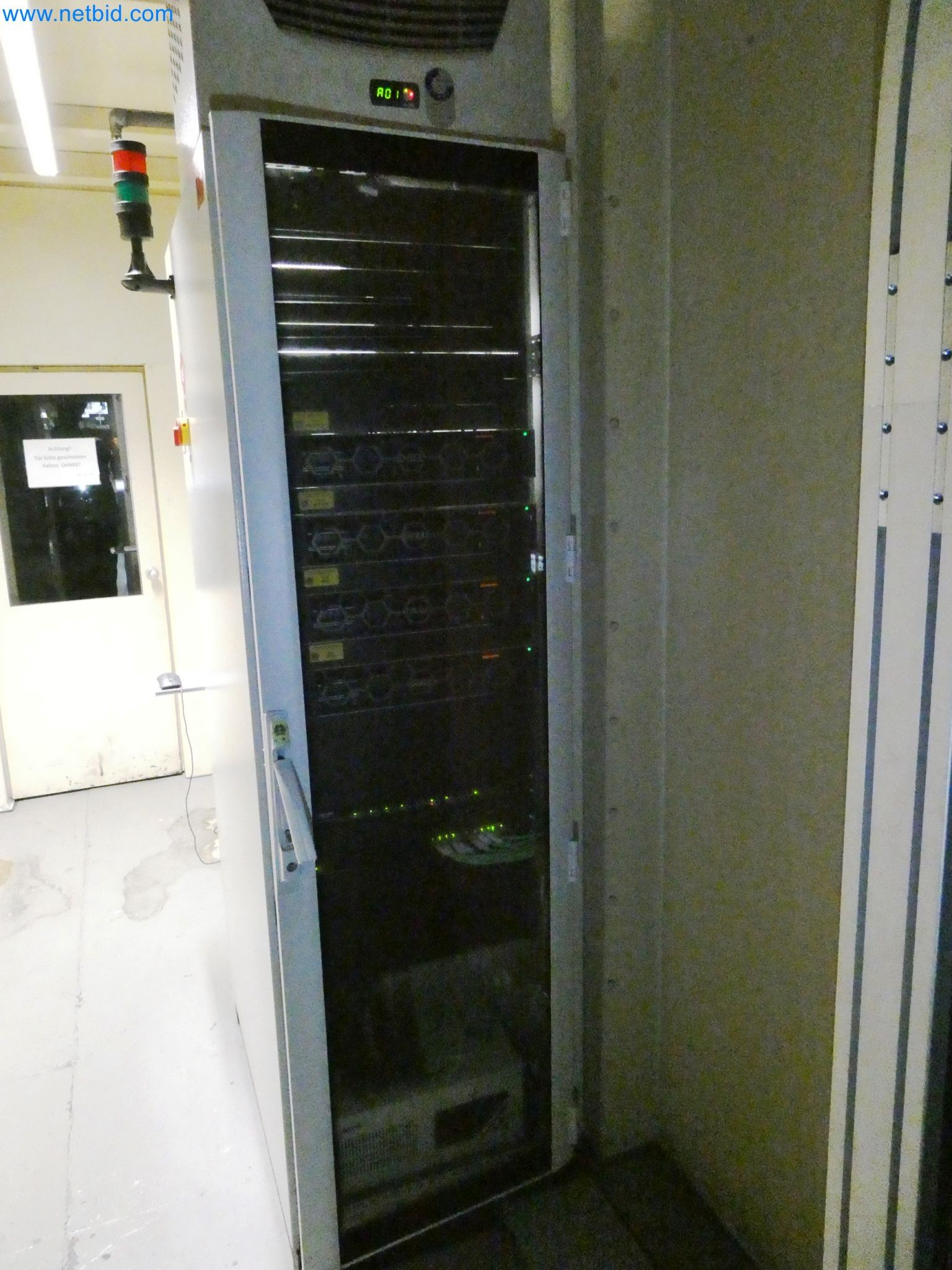 Roboty, svařovací zařízení a montážní příslušenství z automobilového průmyslu-6