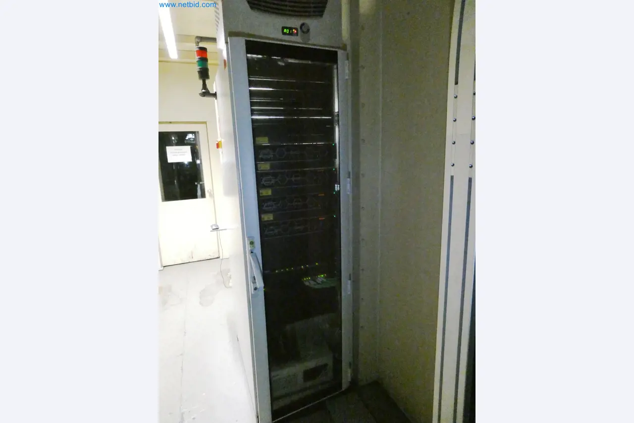 Roboty, sprzęt spawalniczy i akcesoria montażowe z branży motoryzacyjnej-6