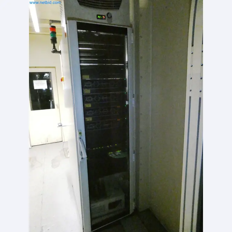 Roboty, sprzęt spawalniczy i akcesoria montażowe z branży motoryzacyjnej-6